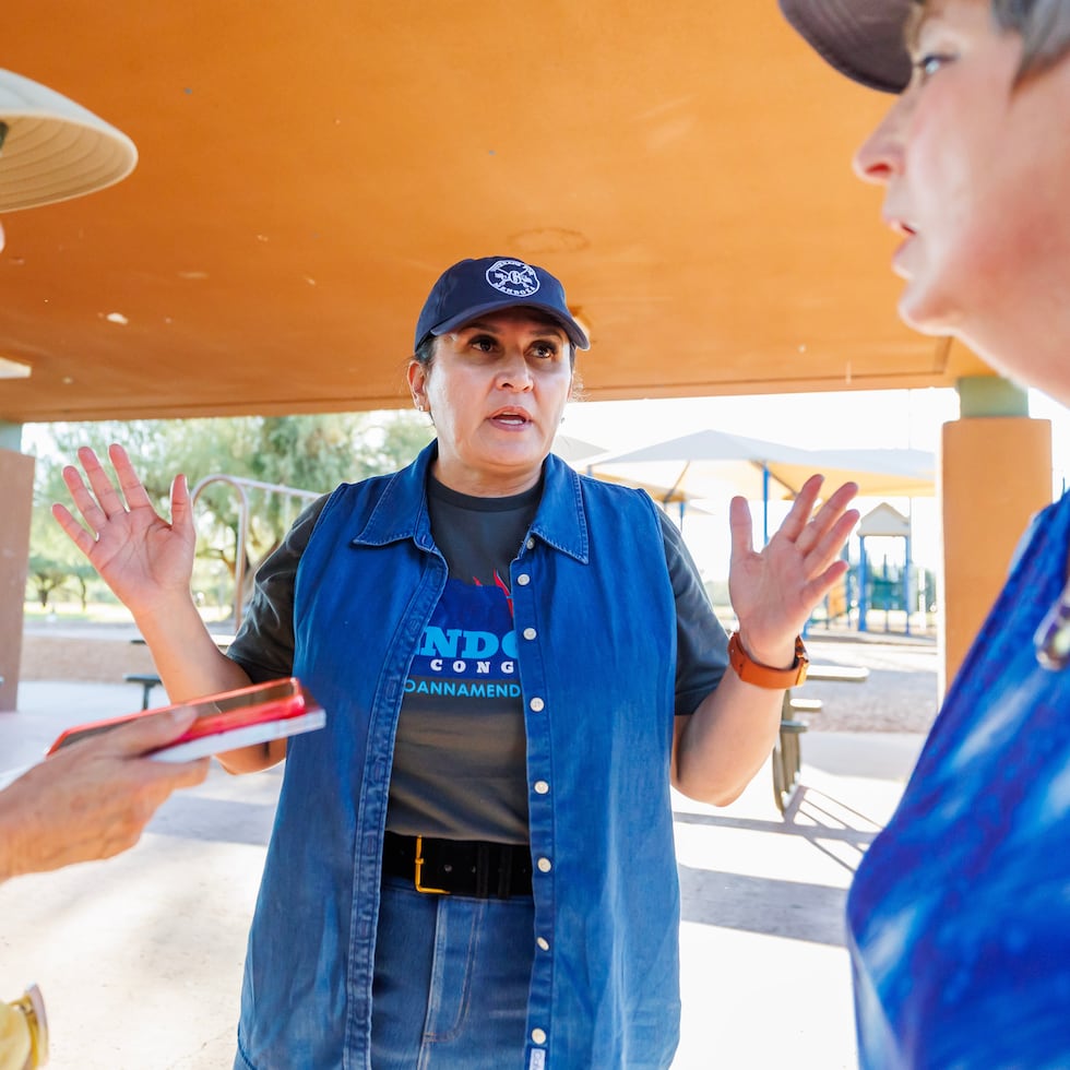 JoAnna Mendoza, candidata demócrata al 6to distrito al Congreso en Arizona, en el centro, habla con voluntarios de campaña antes de una reunión semanal de vecinos, el jueves 15 de octubre de 2026 en Oro Valley, Arizona. (AP Foto/Mike Christy)