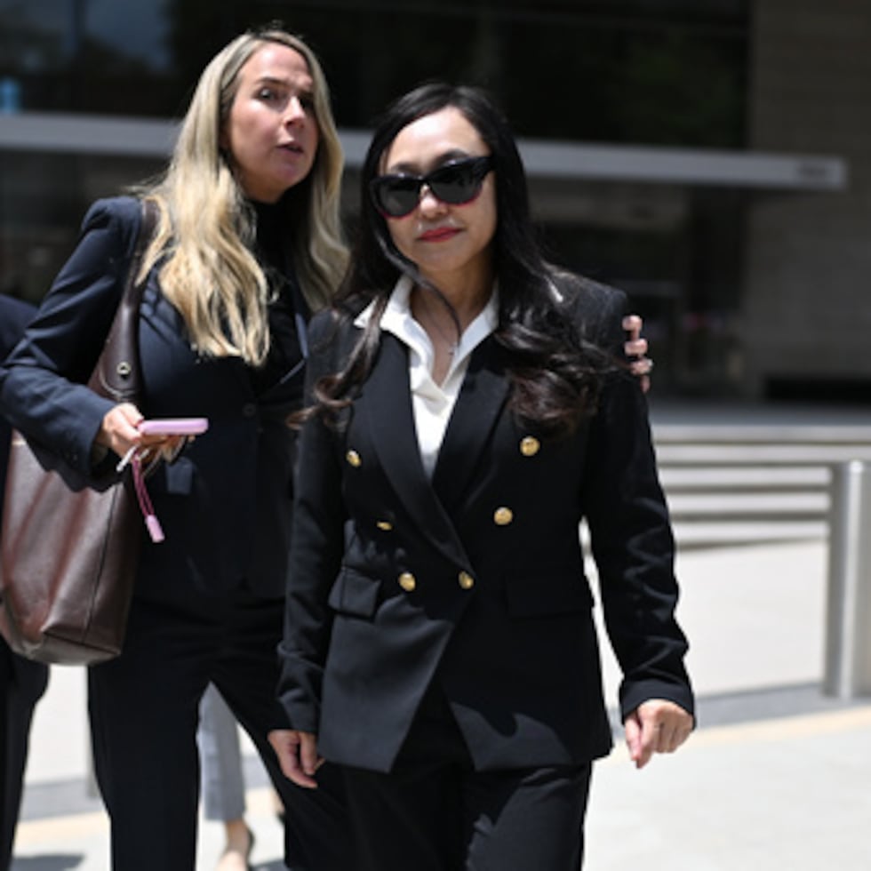 Eileen Wang, exalcaldesa de Arcadia, California, derecha, sale de un tribunal federal tras declararse culpable de actuar como agente ilegal del gobierno chino, el viernes 29 de mayo de 2026, en Los Ángeles.