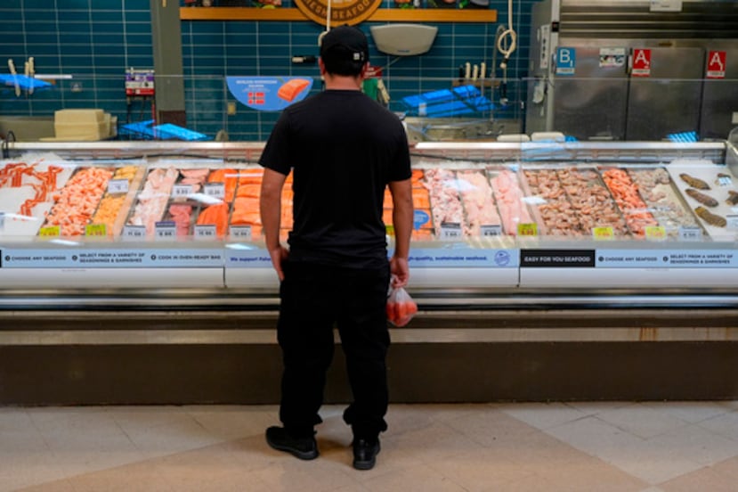 Una persona mira el pescado fresco en una tienda de comestibles Lunes, 11 de mayo 2026, en Nashville, Tennessee (AP Photo/George Walker IV)