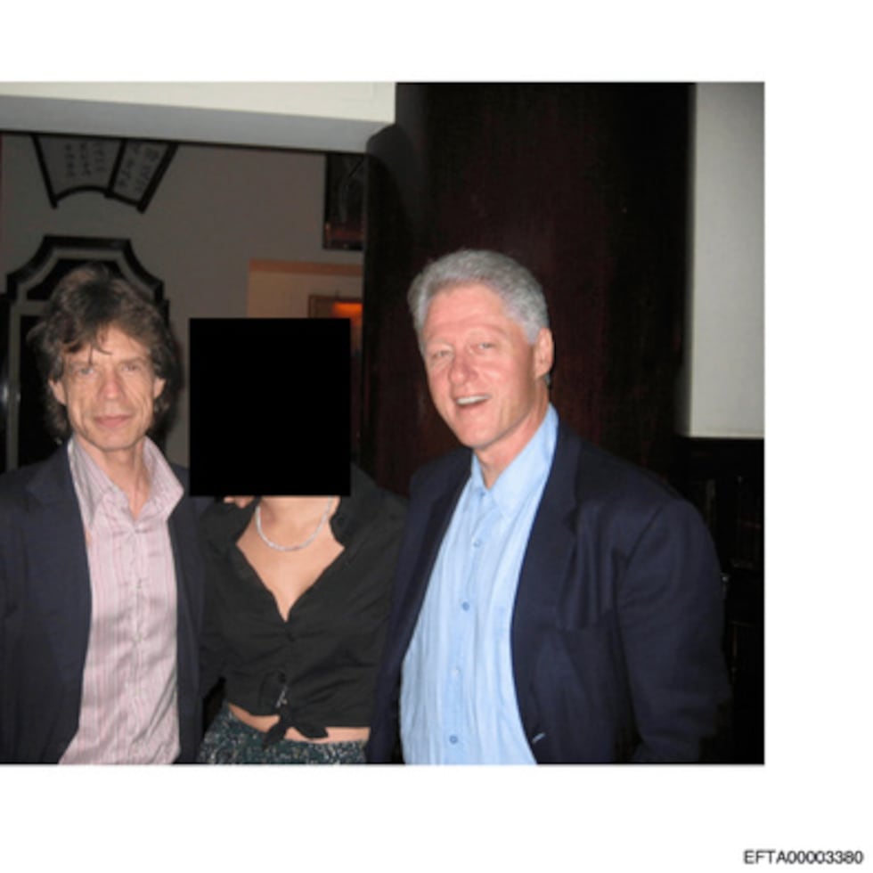 Esta foto sin fecha y censurada, publicada por el Departamento de Justicia de Estados Unidos, muestra a Mick Jagger (izquierda) y al expresidente Bill Clinton (derecha) con una persona desconocida.