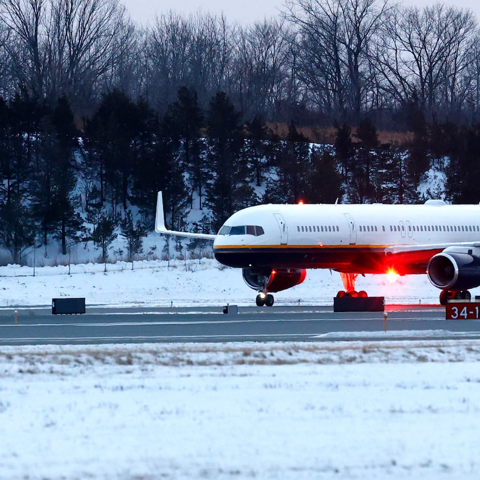 Un avión que transporta al presidente venezolano capturado, Nicolás Maduro, aterriza en la Base de la Guardia Nacional Aérea Stewart en Newburgh, Nueva York.