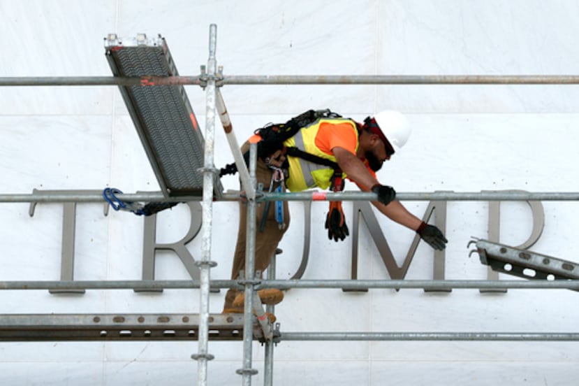 Un trabajador monta un andamio frente al letrero del John F. Kennedy Center for the Performing Arts en Washington, el viernes 12 de junio de 2026. (Foto AP/Cliff Owen)