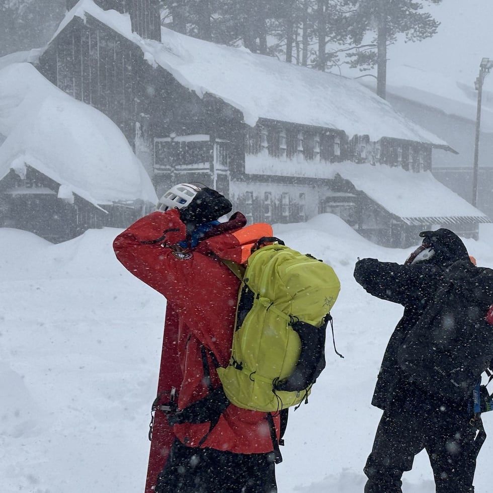 Fotografía cedida por el Departamento del Alguacil del condado de Nevada que muestra a integrantes del equipo de rescate de esquí este martes, en California.