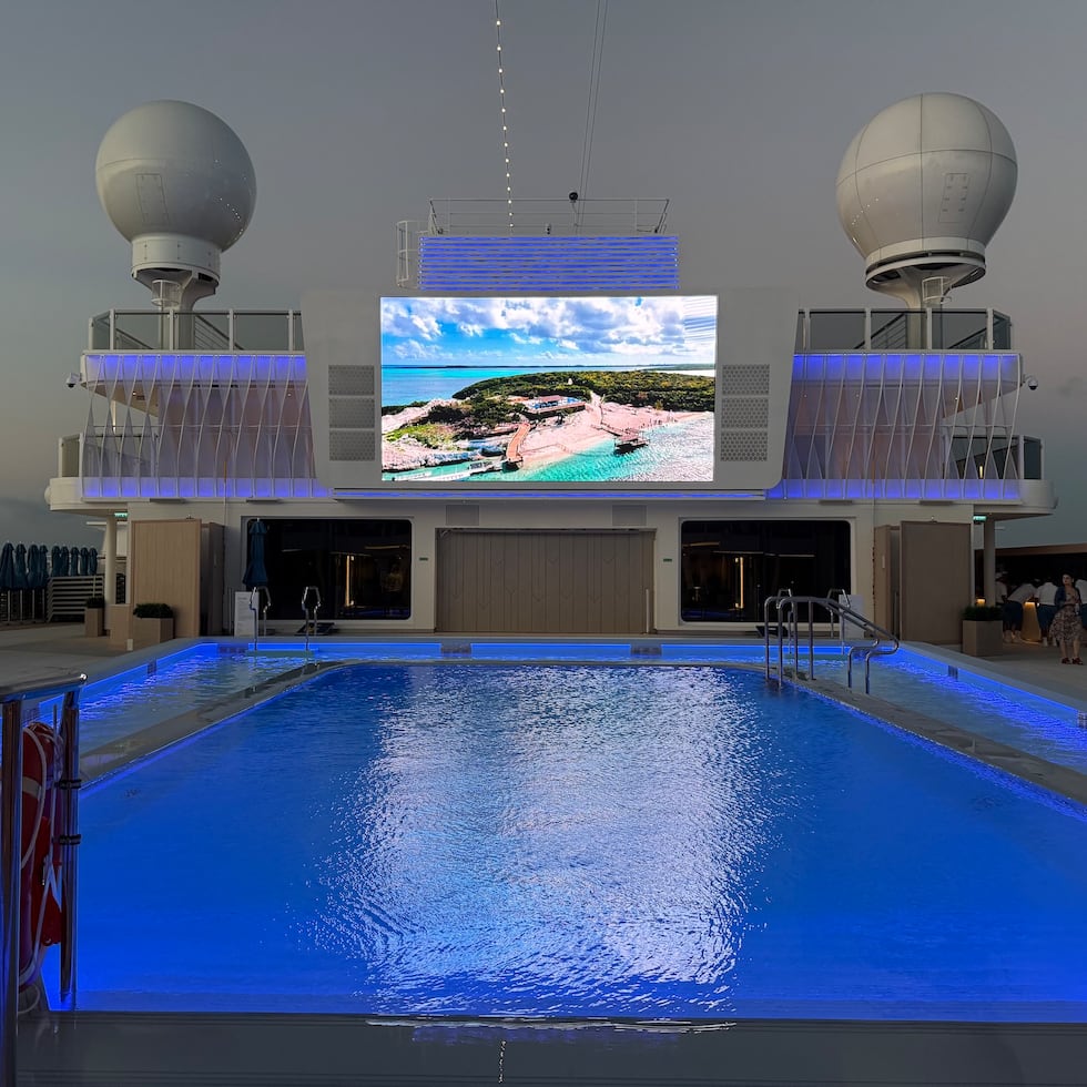 Piscina principal del Norwegian Luna.