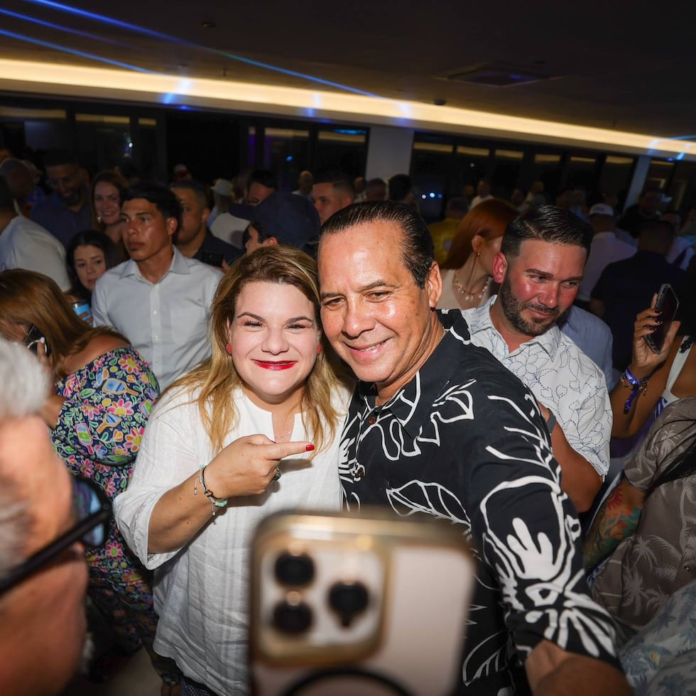 La gobernadora Jenniffer González colocó en redes sociales algunas de las fotos del evento, en las que se le ve compartiendo con los asistentes. En la imagen, junto al representante Jorge Navarro.