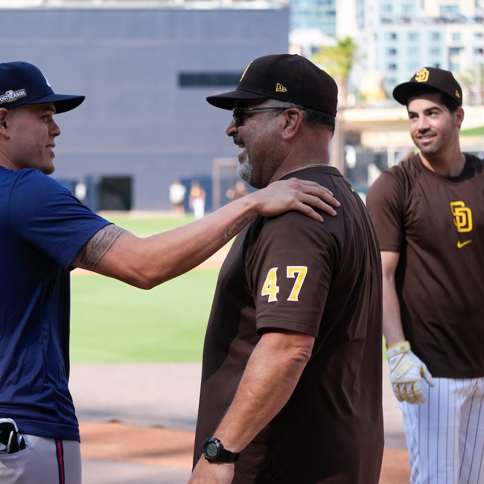 Victor Rodríguez, a la derecha, fue coach de bateo de los Padres de San Diego por las pasadas dos temporadas.