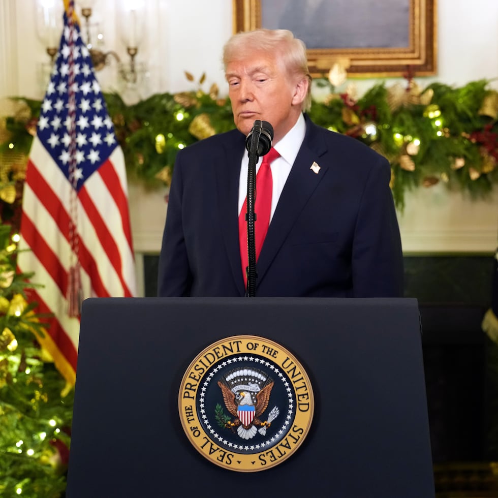 Trump, un republicano que es presidente de la junta, a menudo se refiere al Centro John F. Kennedy para las Artes Escénicas --el cual lleva el nombre de un predecesor demócrata-- como el “Centro Trump Kennedy”.