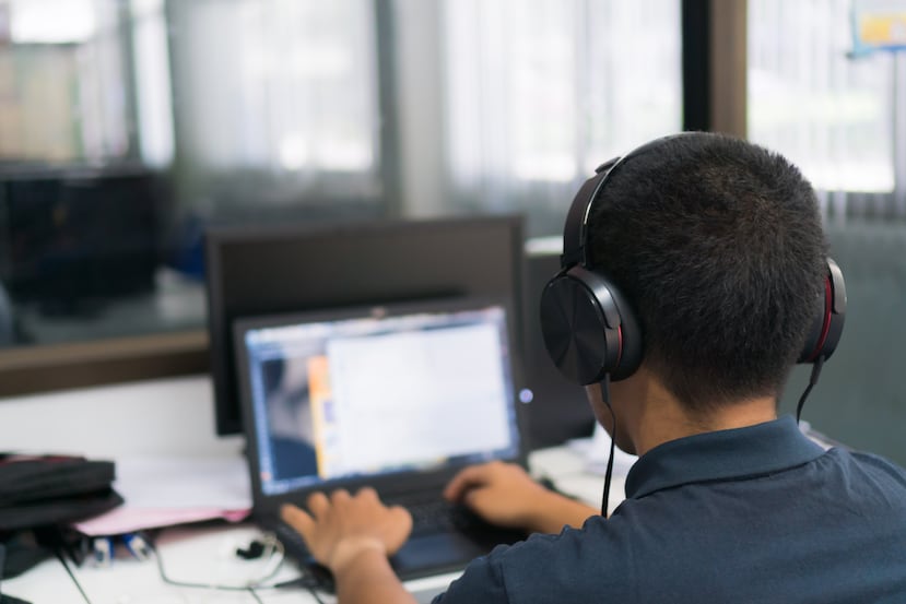 Estudiante usando computadora.