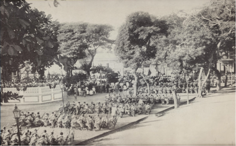 Soldados españoles que recibían la bendición durante misa en la plaza tomada de "Our islands and their people : as seen with camera and pencil" (1899)