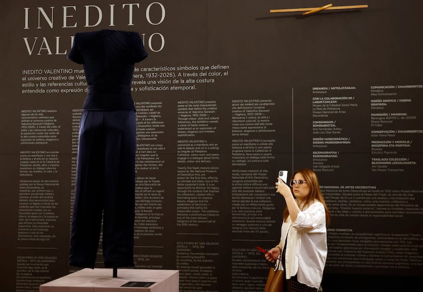 La exposición, impulsada por Artcouture y abierta hasta el próximo 21 de junio en el Museo de la Catedral, propone un recorrido que convierte la moda en una experiencia artística y sensorial dentro de dos de los espacios más reservados del conjunto catedralicio: el refectorio y la cocina medieval.