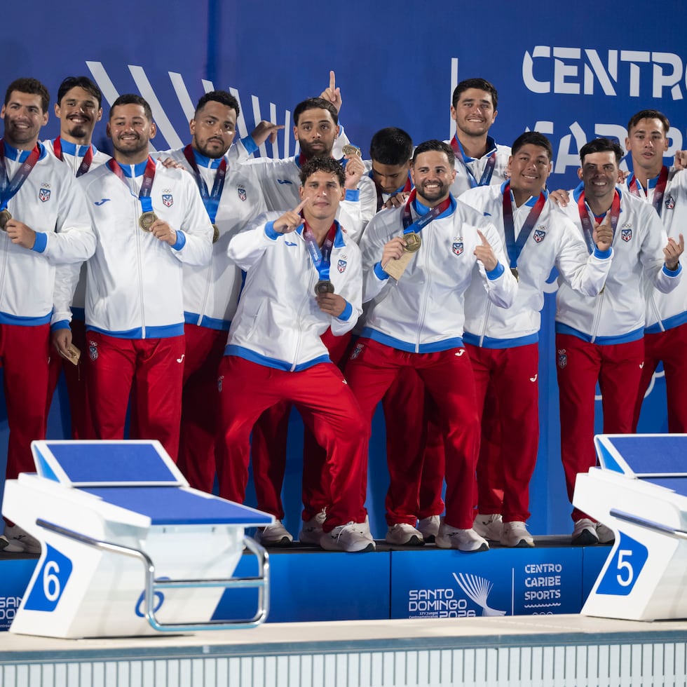 La Selección masculina de polo acuático en el podio con la medalla de oro.