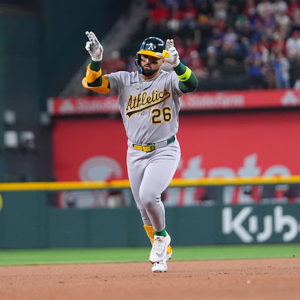 Carlos Cortés recorre las bases luego de pegar un jonrón solitario en la primera entrada ante Nathan Eovaldi.