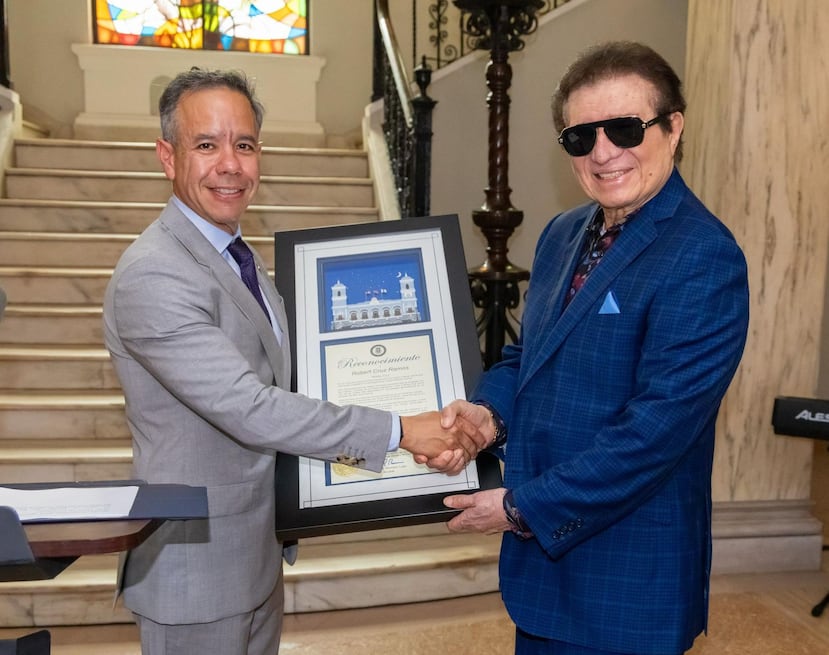 Bobby Cruz recibió el homenaje por parte del alcalde de San Juan, Miguel Romero.