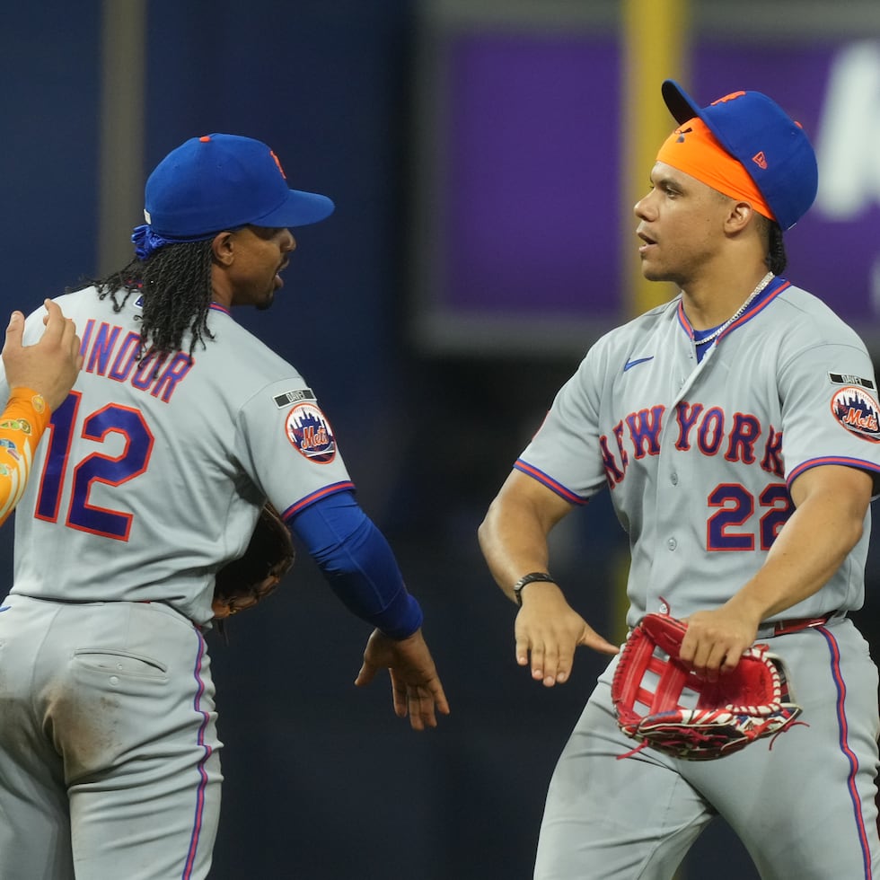 El boricua Francisco Lindor (12) y el dominicano Juan Soto celebrando la victoria 7-5 de los Mets sobre los Marlins, a la que aportaron par de cuadrangulares, cuatro anotadas y cuatro empujadas.