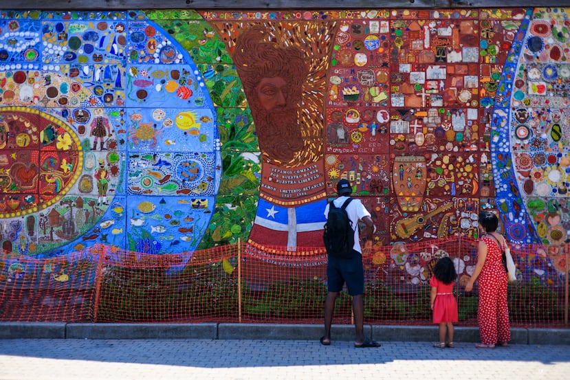 La comunidad se inspiró en el prócer Ramón Emeterio Betances para contar la historia de Puerto Rico a través de este mural.