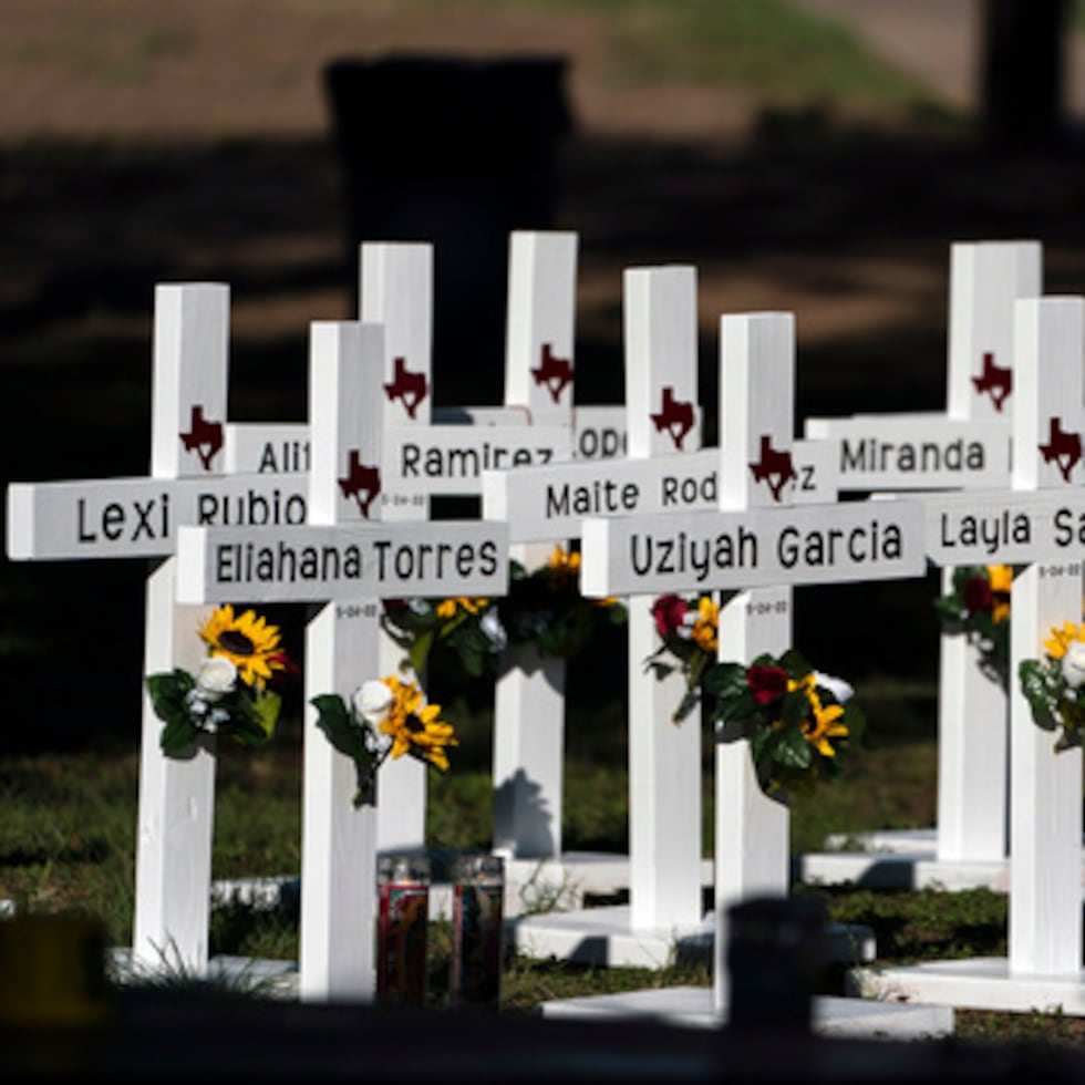 Cruces con los nombres de las víctimas del tiroteo se colocan fuera de la Escuela Primaria Robb en Uvalde, Texas.