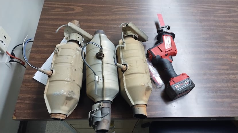 Joneil I. Oyola Ríos, de 20 años y residente en Cataño, se le ocuparon tres catalíticos y una herramienta para cortar.