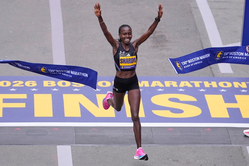 Sharon Lokedi, de Kenia, celebra tras ganar la división femenina del Maratón de Boston.