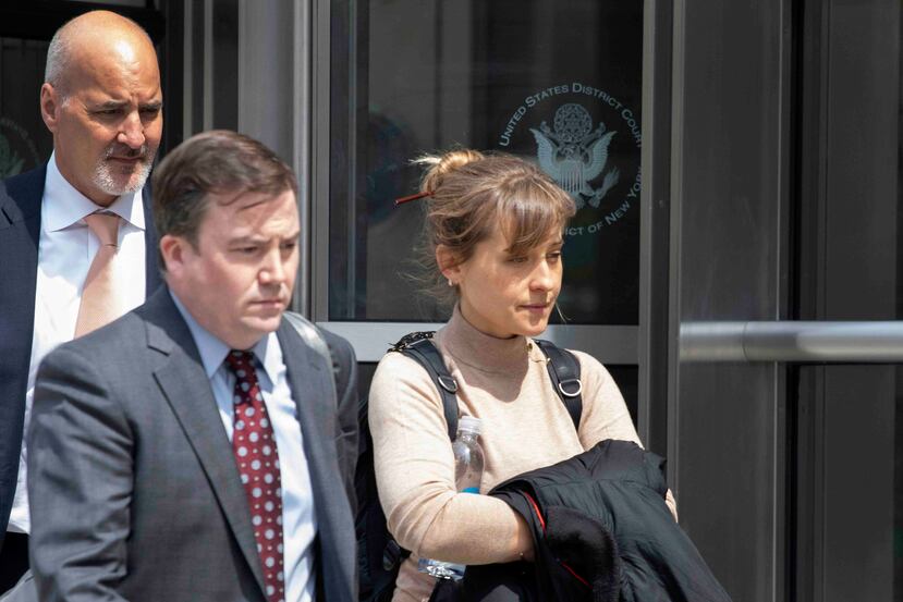 La actriz Allison Mack a su salida de la corte federal en Brooklyn, Nueva York. (AP / Mark Lennihan)