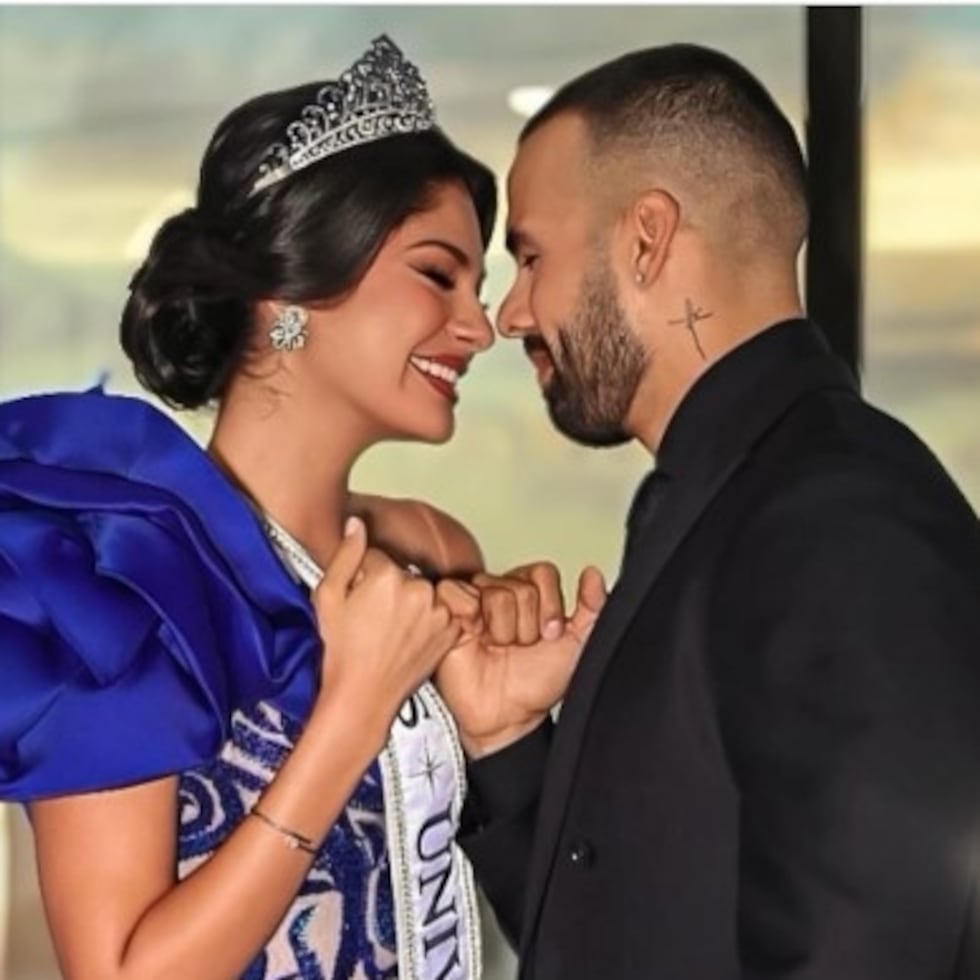El romance entre la Miss Universe 2023, Sheynnis Palacios, y el expelotero y exhabitante de “La casa de los famosos 4″, Carlos Gómez, quedó confirmado.