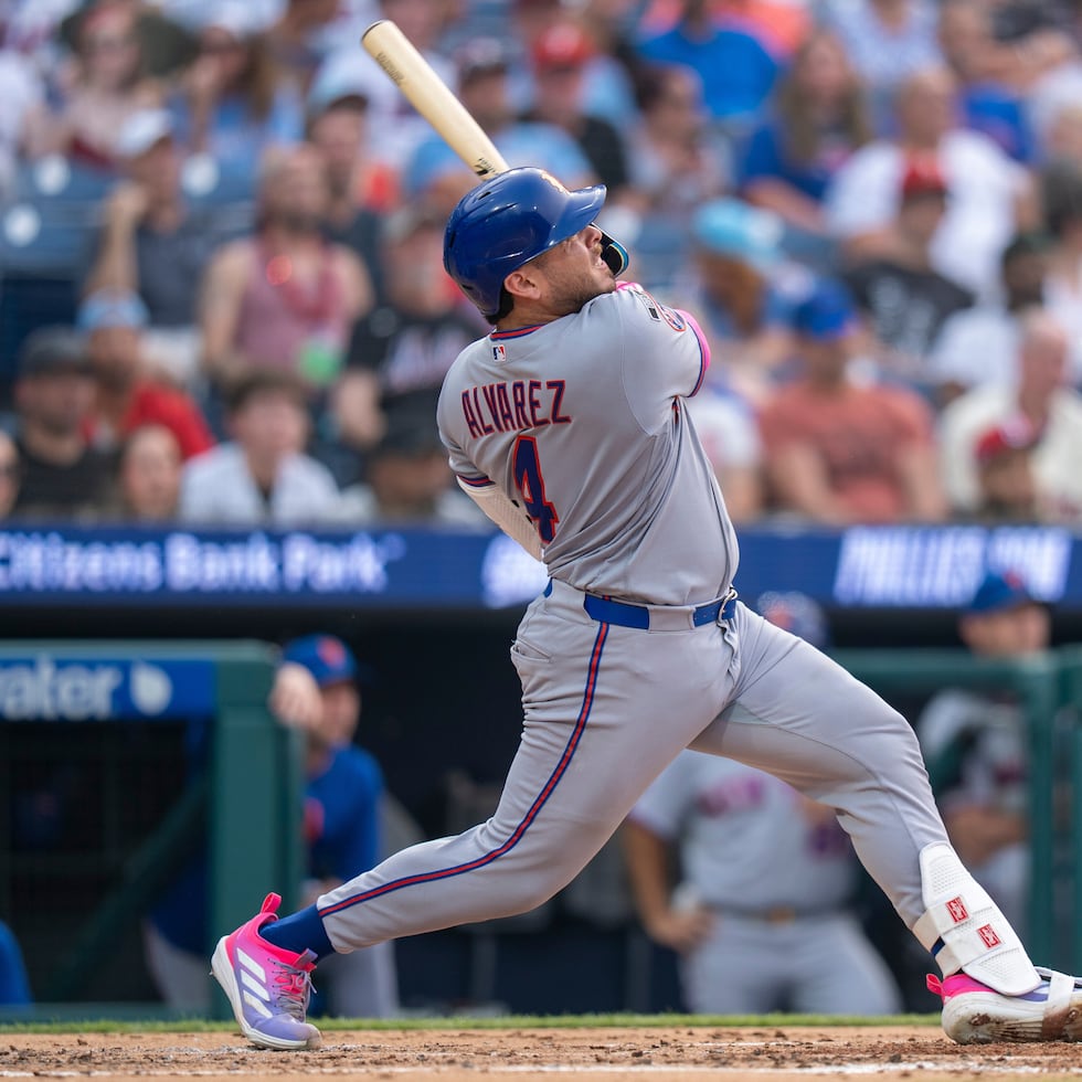 Francisco Alvarez, de los Mets de Nueva York, conecta un jonrón solitario durante la tercera entrada del partido del jueves contra los Phillies de Filadelfia.