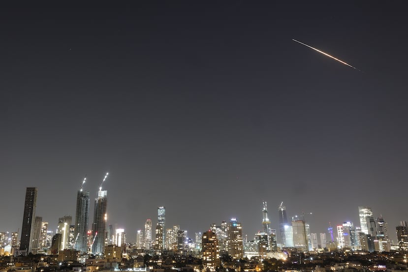 Un proyectil cruza el cielo sobre Tel Aviv, Israel, el 11 de marzo de 2026, mientras suena la sirena en el centro del país. El ejército israelí informó haber detectado misiles lanzados desde Irán tras los ataques previos de Estados Unidos e Israel. Israel ha extendido las restricciones de movimiento y limitado las reuniones públicas a 50 personas en espacios públicos ante la amenaza de lanzamientos de misiles balísticos desde Irán.