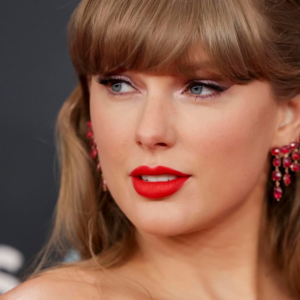 La cantante Taylor Swift interpretó la canción ‘I Knew It, I Knew You’, inspirada en el personaje de Jessie.