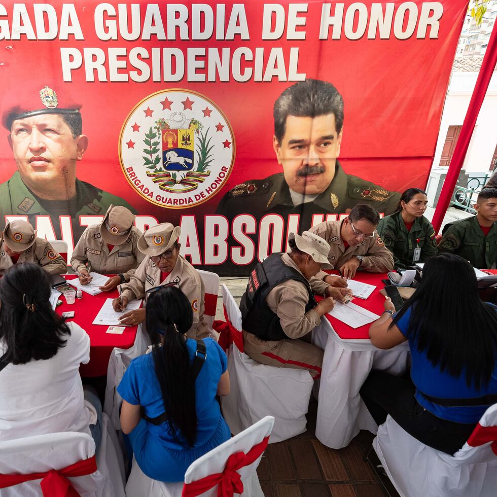 Fotografía de archivo, tomada el pasado 23 de agosto, de un grupo de ciudadanos venezolanos al participar en una jornada de alistamiento de la Milicia Nacional Bolivariana, en Caracas (Venezuela).