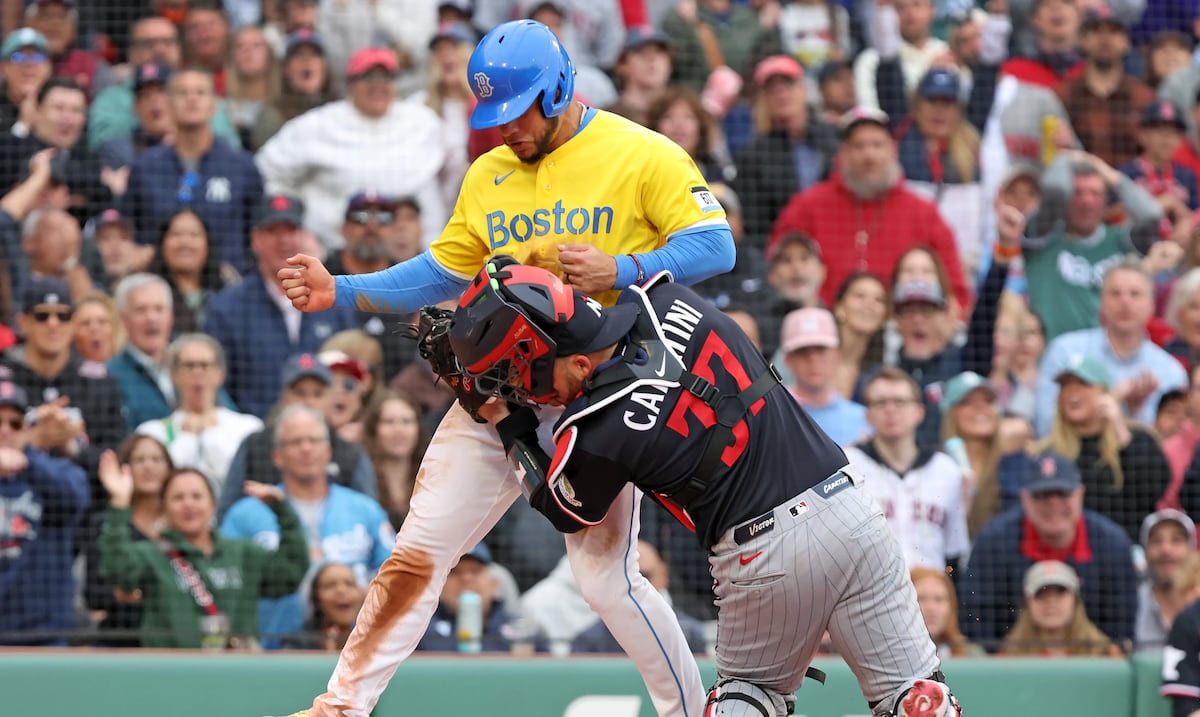 Víctor Caratini y Willson Contreras casi terminan peleando tras choque en el plato