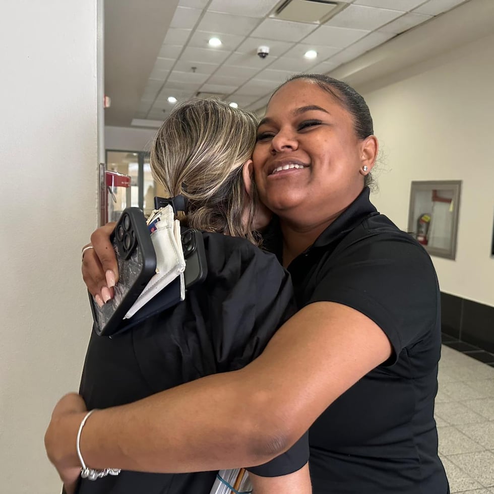 La esposa de Joan Alberto Zorrilla Lora, Luisa Álvarez, abraza a la abogada Charito García Miranda, quien defendió el caso en corte y logró una fianza para que saliera este jueves.