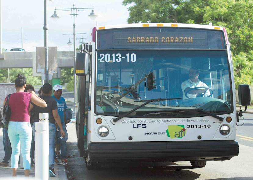 Entre Santurce y Hato Rey se ven pasar taxis, psicorre y guaguas de First Transit, o mejor conocidas como MetroBus. (Archivo / GFR Media)
