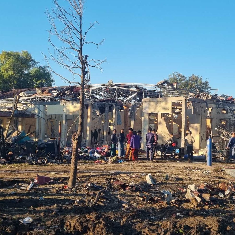 En la imagen, proporcionada por Wai Hun Aung, varias personas revisan edificios dañados en el hospital.