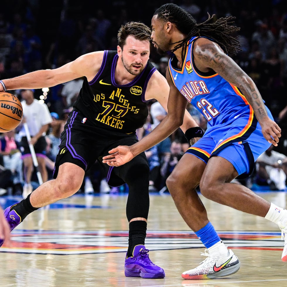 Luka Doncic (77) de los Lakers de Los Ángeles se desmarca frente a Cason Wallace del Thunder de Oklahoma City, el jueves 2 de abril de 2026, en Oklahoma City. (AP Foto/Gerald Leong)