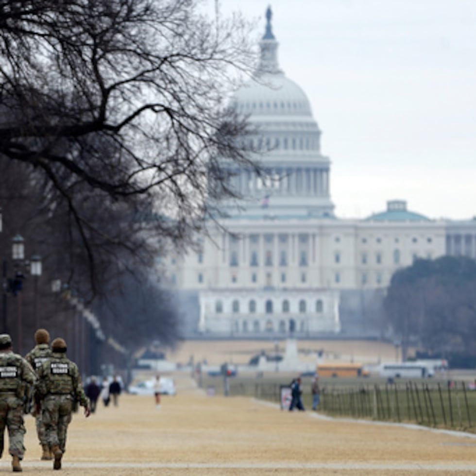 La Guardia Nacional patrulla el Washington Mall, con el Capitolio de EE.UU. al fondo, el viernes 9 de enero de 2026, en Washington. (AP Photo/Rahmat Gul)