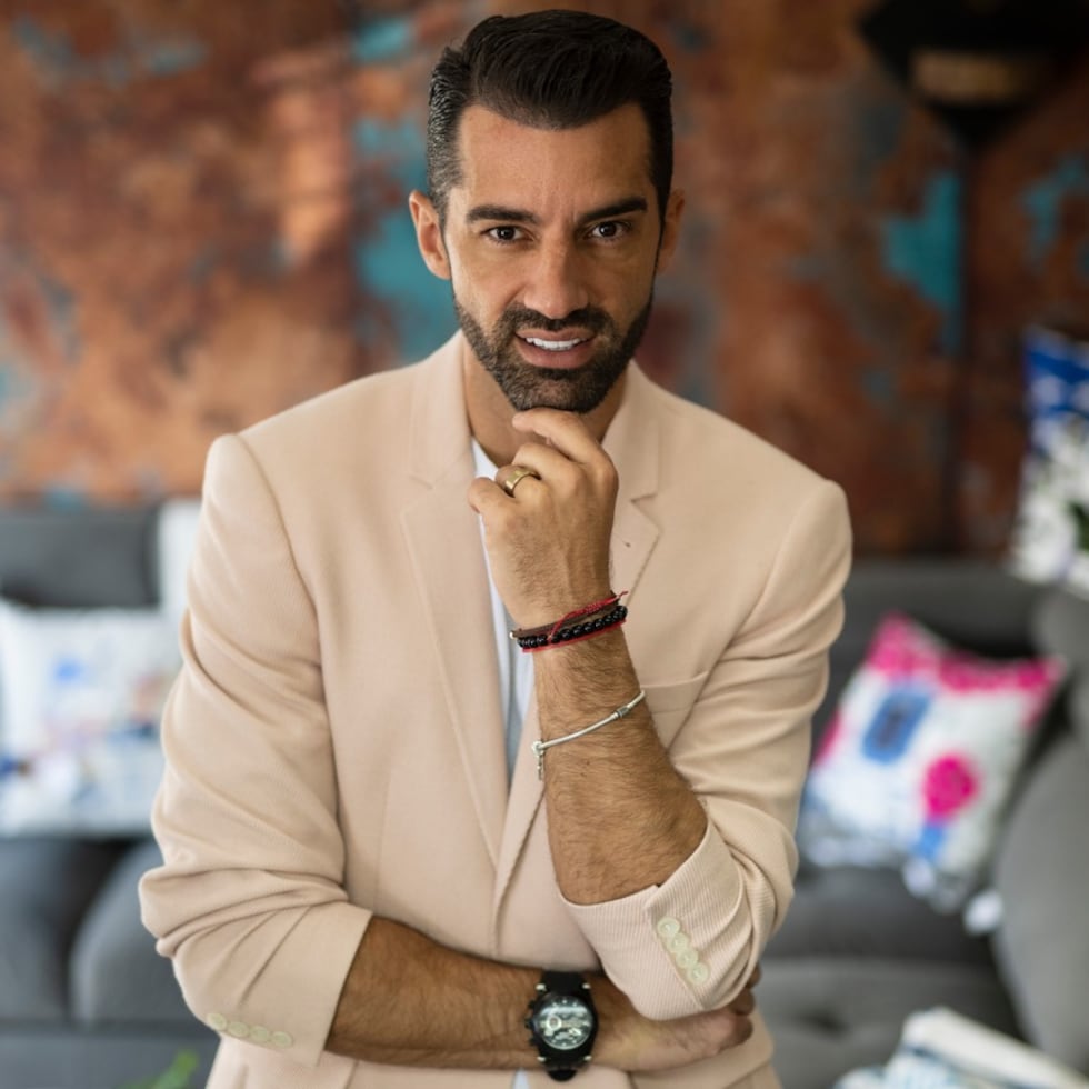 El pasado sábado, Tony Costa reveló un romántico video en sus redes sociales que acompañó junto a la canción “Lo que en ti veo” de la cantautora puertorriqueña Kany García.