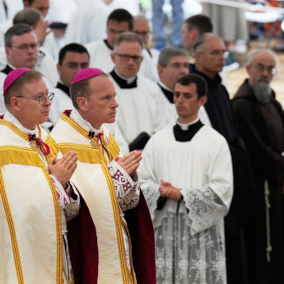 El padre Pascal Schreiber, a la izquierda, y el padre Michael Goldade llegan a su consagración episcopal en una carpa situada frente al seminario de la Fraternidad Sacerdotal San Pío X, en Écône (Suiza), el miércoles 1 de julio de 2026. (Foto AP/Baz Ratner)