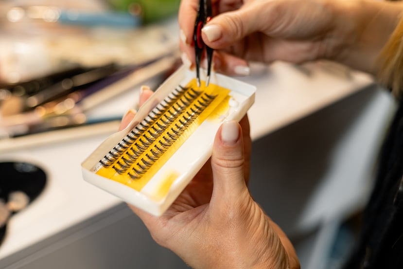Un tipo de extensiones de pestañas, también conocidas como pelo a pelo, que ayuda a dar volumen a la pestaña natural.