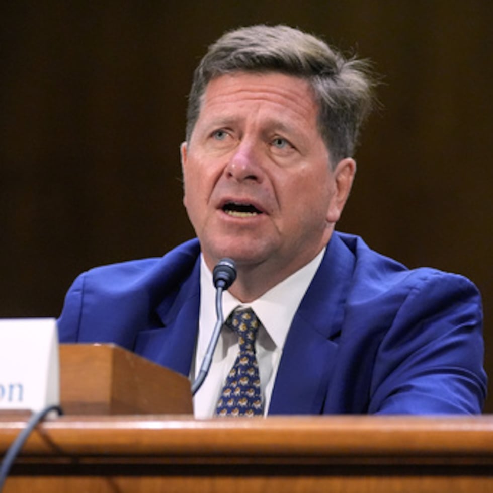 Jay Clayton declara durante una audiencia de confirmación ante la Comisión de Inteligencia del Senado para ocupar el cargo de próximo director de Inteligencia Nacional en el Capitolio.