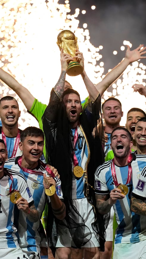Lionel Messi, de Argentina, alza la Copa del Mundo tras vencer en la final a Francia, el 18 de diciembre de 2022, en Lusail, Catar.