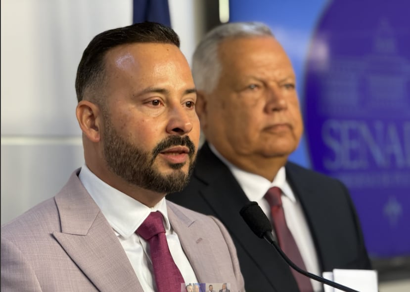 El portavoz popular en el Senado, Luis Javier Hernández, en primer plano, catalogó como un “fiasco” el sistema promovido por la administración de Jenniffer González.