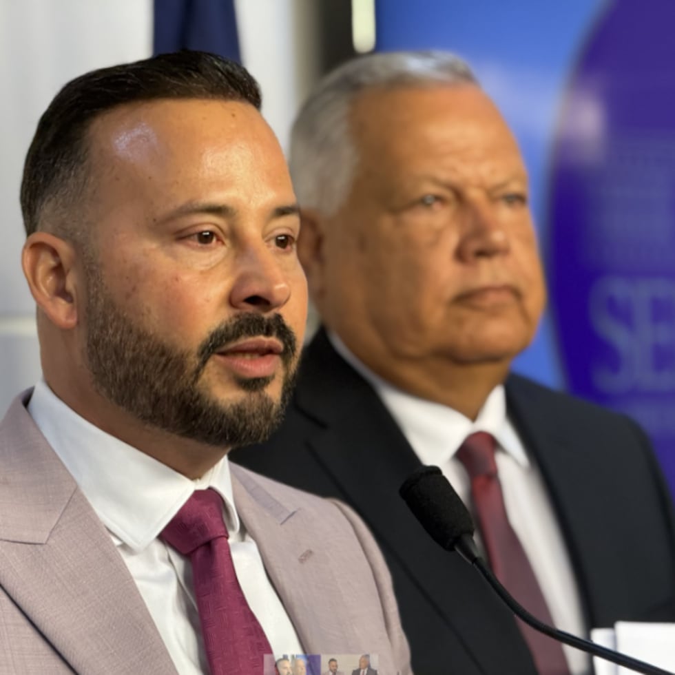 Sobre estas líneas, los senadores Luis Javier Hernández y José A. Santiago.