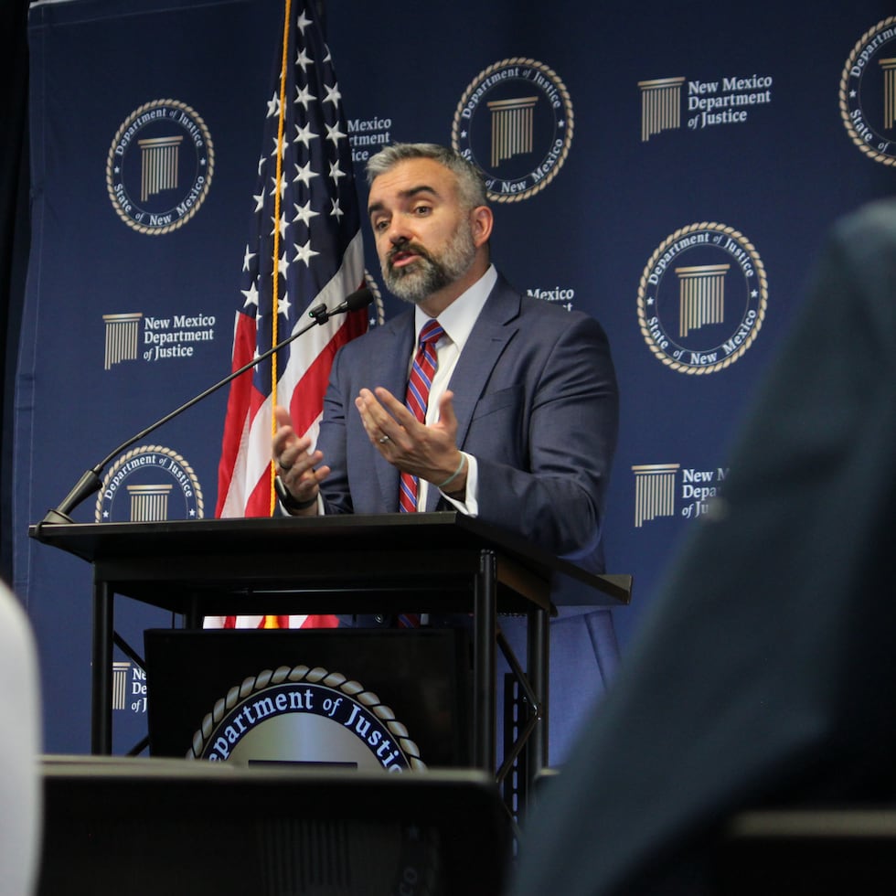 El fiscal general de Nuevo México, Raúl Torrez, habla sobre una sentencia en el caso del estado contra Facebook durante una conferencia de prensa en Albuquerque, Nuevo México, el miércoles 21 de octubre de 2026. (Foto AP/Susan Montoya Bryan)