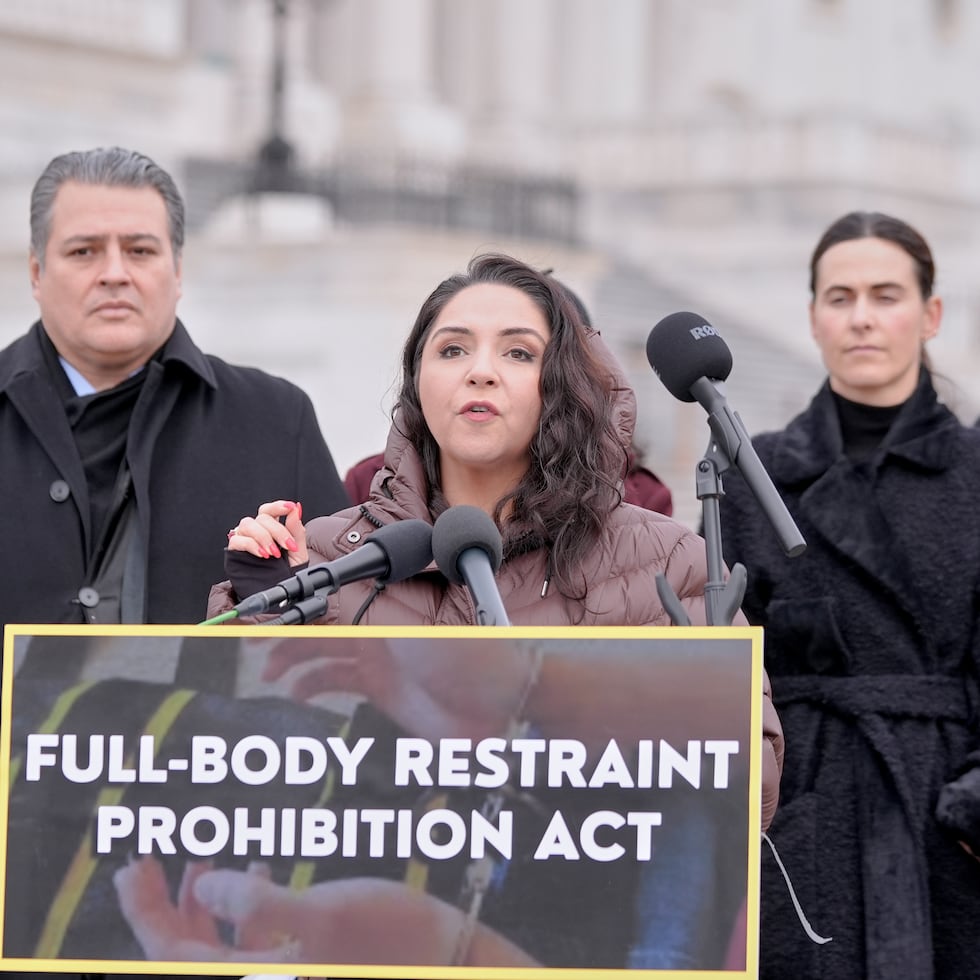 Al anunciar la legislación, la representante demócrata de Illinois, Delia Ramirez, citó una investigación de Associated Press que reveló varios ejemplos de uso del dispositivo por parte del Servicio de Inmigración y Control de Aduanas.