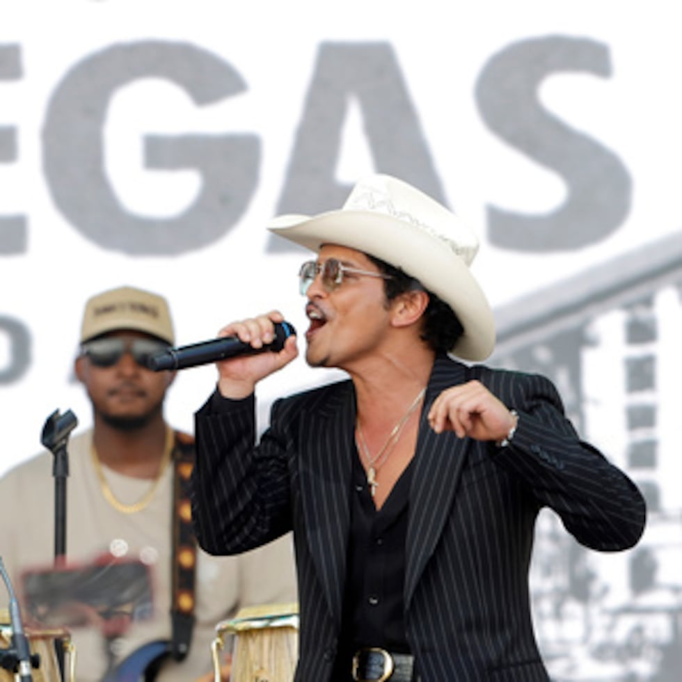 Bruno Mars actúa para sus fans en Toshiba Plaza después de un desfile por Las Vegas Strip el viernes 10 de abril de 2026, en Las Vegas, en el "Día de Bruno Mars". (Steve Marcus/Las Vegas Sun vía AP)