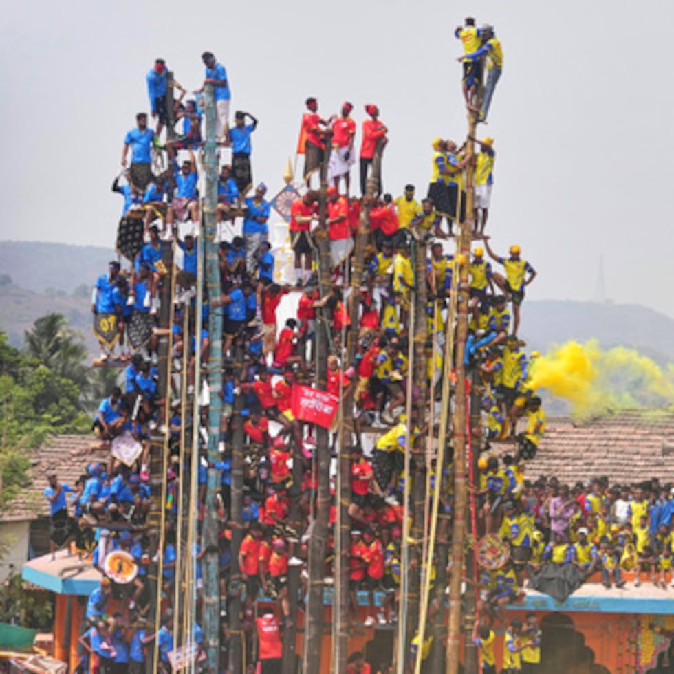 Miembros de la comunidad Agri-Koli compiten para erigir postes de bambú ceremoniales en una tradición anual centenaria que honra a la diosa local Raiba Devi, en el pueblo de Rave, cerca de Mumbai, India.