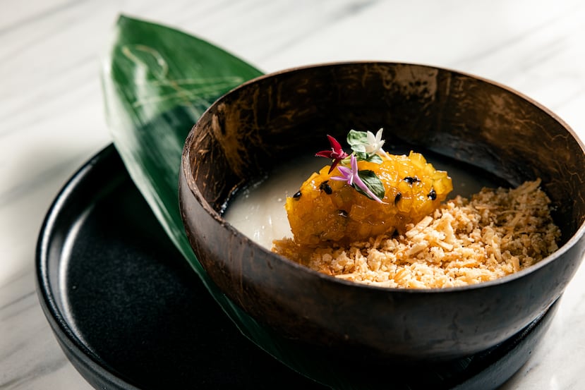 Tembleque con pedazos de mango, parcha y coco tostado de Azul Restaurant.