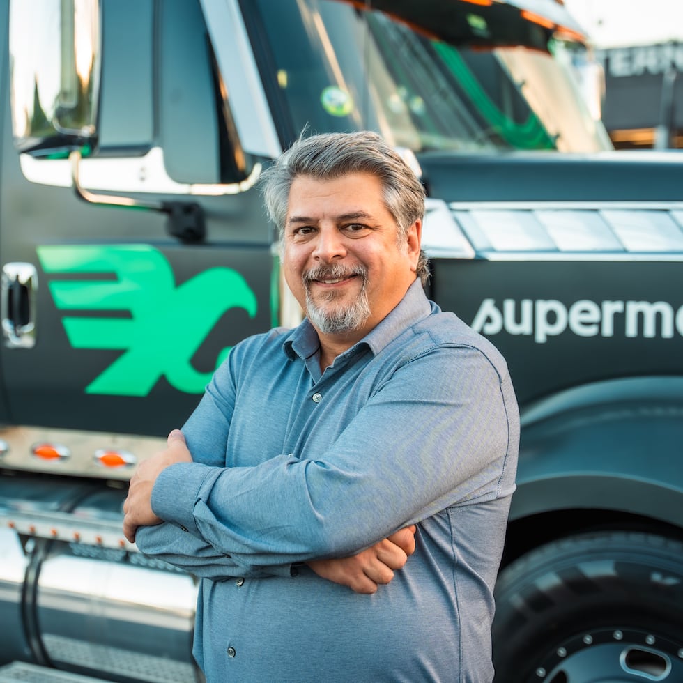 Mederos, líder de Supermotive, destaca las inversiones en tecnología y eficiencia con la llegada del motor S13 y la modernización de la flota que distribuye en Puerto Rico.