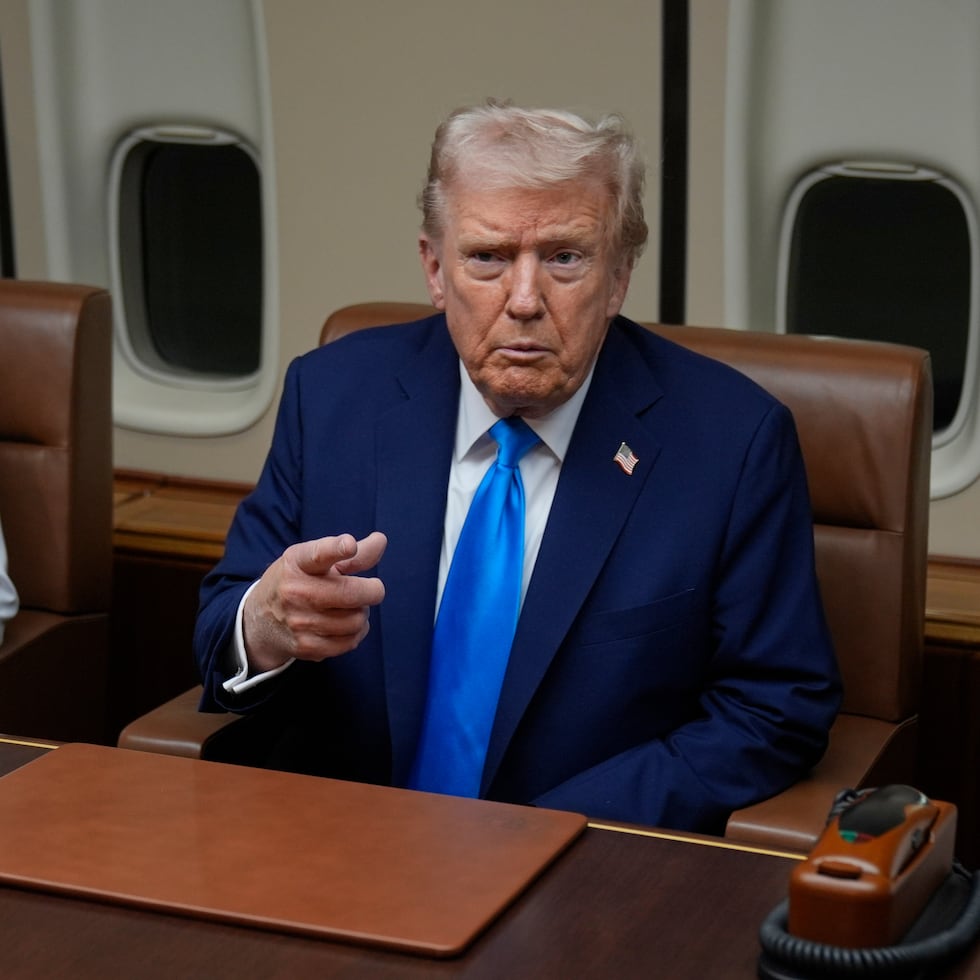 El presidente estadounidense Donald Trump, derecha, se reúne con el emir de Qatar, el jeque Tamim bin Hamad al-Thani a bordo del Air Force One en la Base Aérea Al Udeid en Doha, Qatar, el sábado 25 de octubre de 2025.