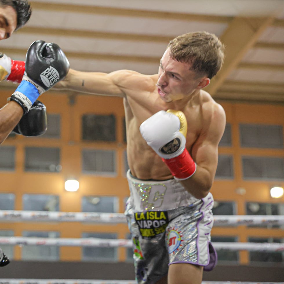 Yadriel Cabán Gerena (derecha) venció al mexicano Emiliano Rodríguez por nocaut en una pelea celebrada el 6 de septiembre de 2025 en Comerío.