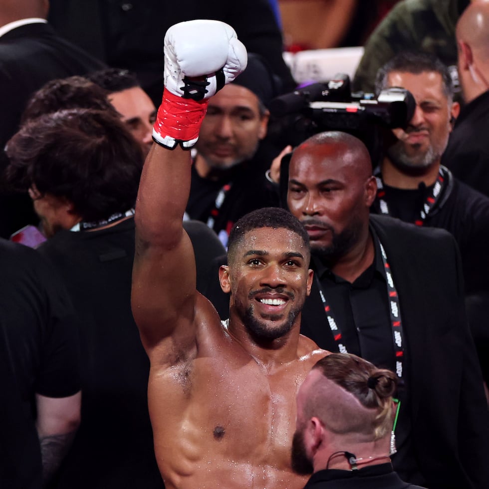 Anthony Joshua celebra su victoria ante Jake Paul.